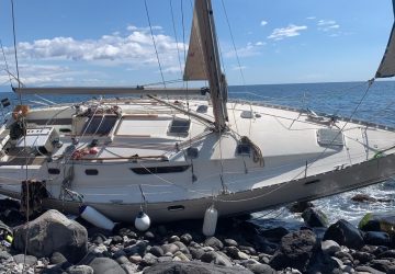 Recuperata dalla Lega navale italiana di Riposto una barca a vela incagliata a Praiola