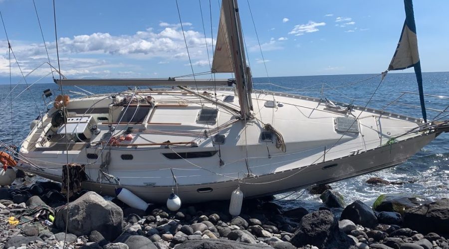 Recuperata dalla Lega navale italiana di Riposto una barca a vela incagliata a Praiola