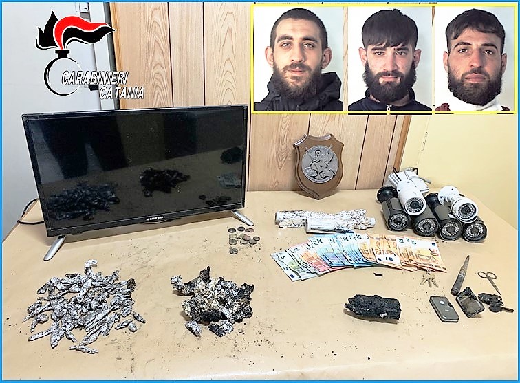 Catania, scoperto fortino della droga: tre pusher arrestati