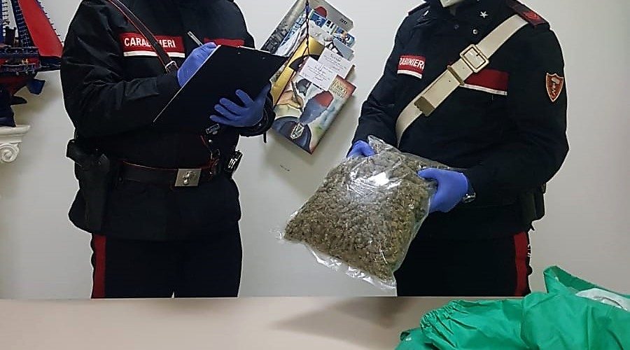 Colpo allo spaccio di droga: in manette insospettabile pensionato beccato con 1 Kg di marijuana