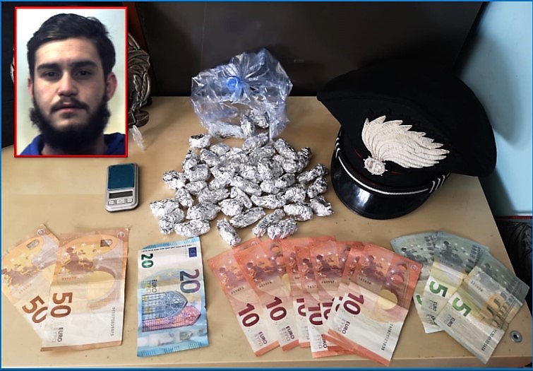 Calava “co’ panaru” la droga ai clienti: pusher in manette