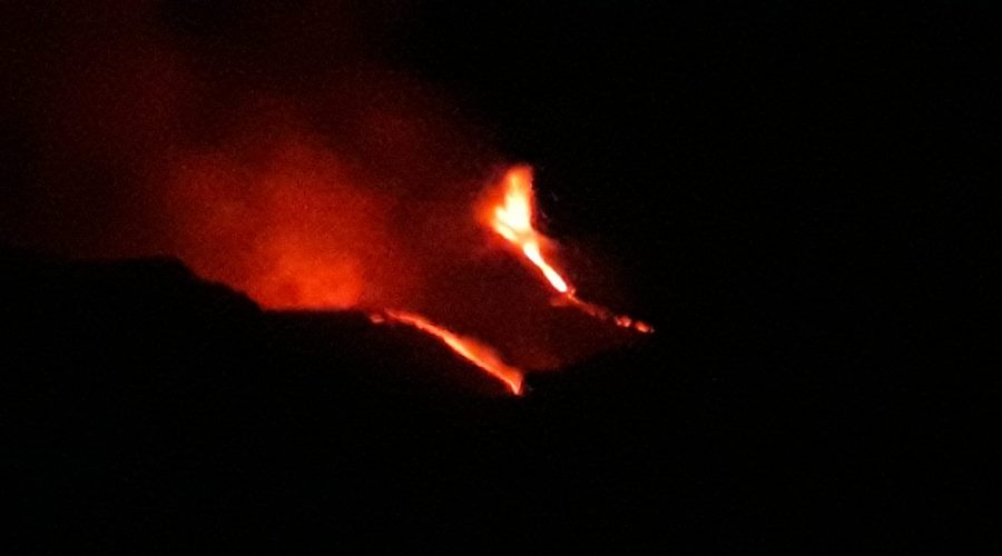 Etna, nuovo parossismo. Fontane di lava e nuova pioggia di cenere a Sant’Alfio