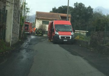 Dagala del Re, a fuoco carcasse auto e roulotte: lungo intervento dei Vvf