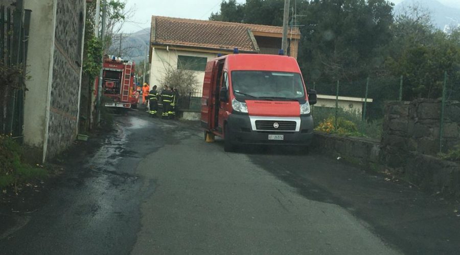 Dagala del Re, a fuoco carcasse auto e roulotte: lungo intervento dei Vvf