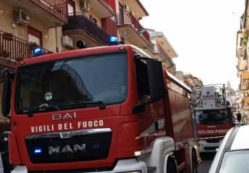 Aci San Filippo, divampa incendio in una abitazione: c'&egrave; un morto