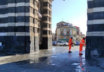 Catania, porta Garibaldi: rimosse scritte di gruppi criminali