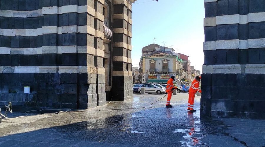 Catania, porta Garibaldi: rimosse scritte di gruppi criminali