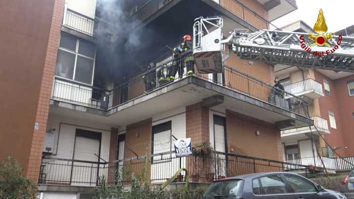 Belpasso, paura per un incendio in un’abitazione