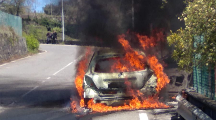 Mascali, auto a fuoco mentre era in marcia: famiglia si mette in salvo in extremis