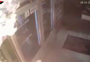 La macchinetta non gli eroga il gelato, lui per vendetta brucia i distributori automatici VIDEO