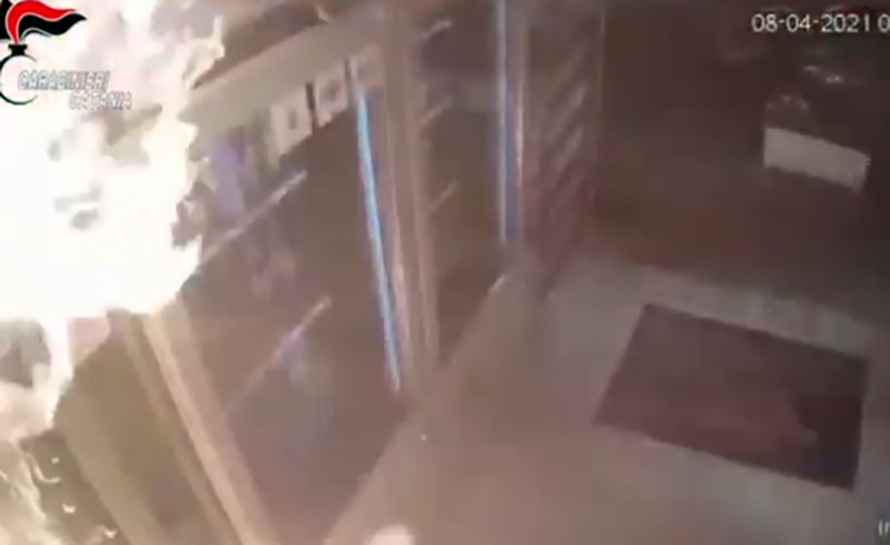 La macchinetta non gli eroga il gelato, lui per vendetta brucia i distributori automatici VIDEO