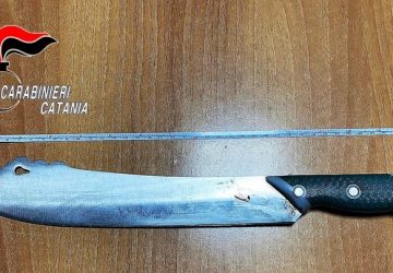 Catania, minaccia la ex col machete per denaro: arrestato