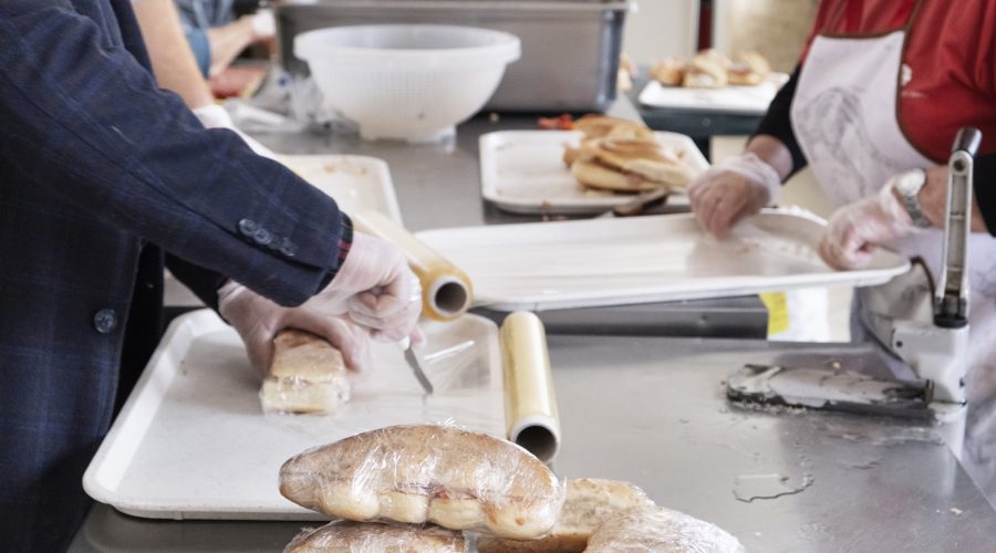 Catania, la solidarietà non si ferma: per Pasqua e Pasquetta pranzo da asporto all’Help Center