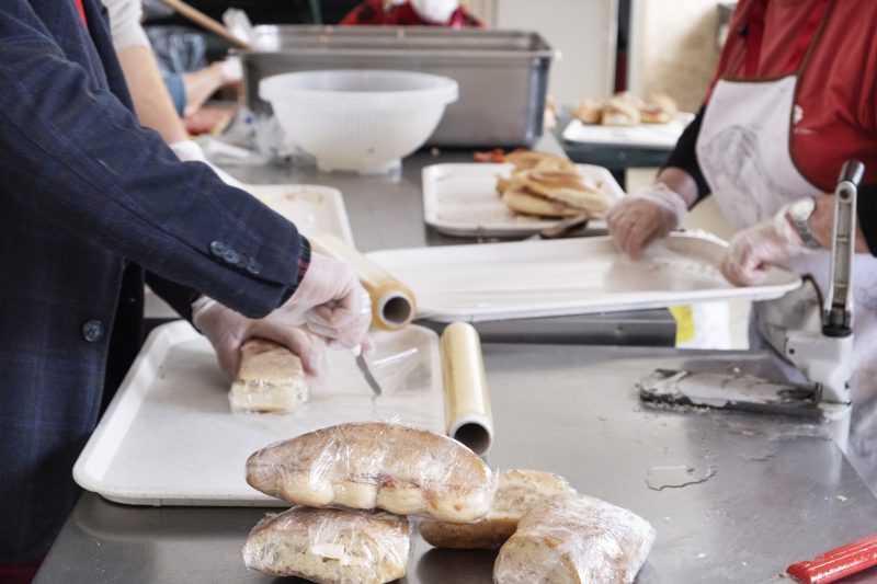 Catania, la solidarietà non si ferma: per Pasqua e Pasquetta pranzo da asporto all’Help Center