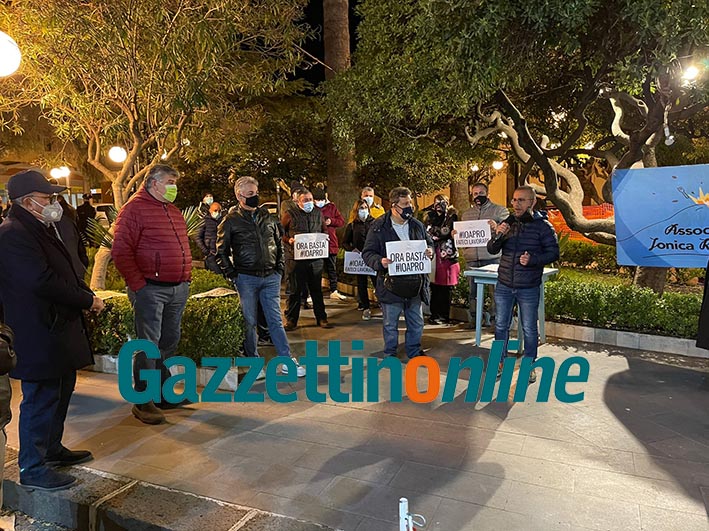 Giarre, i ristoratori in piazza San Francesco d’Assisi: “La pazienza è finita” VIDEO