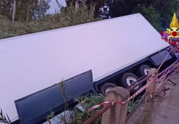 Catania, si ribalta mezzo pesante nei pressi del mercato ortofrutticolo