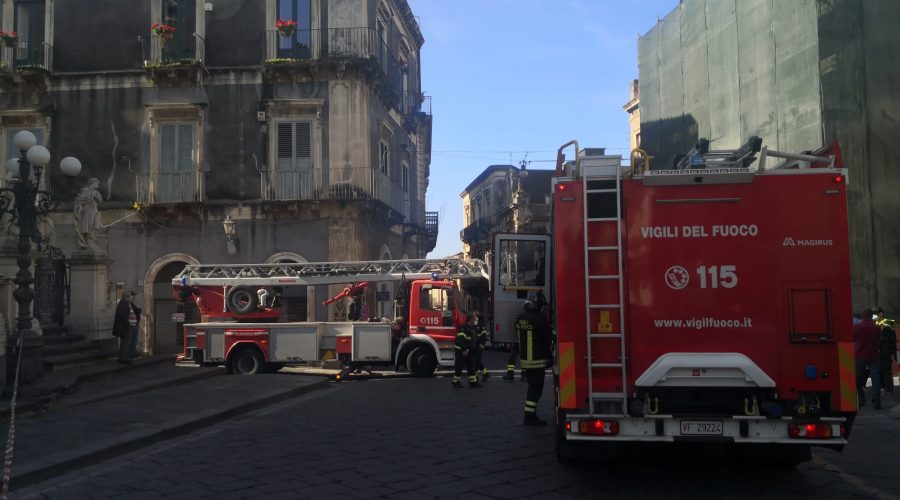 Acireale, accusa un malore in cima ad una impalcatura: soccorso dai Vvff