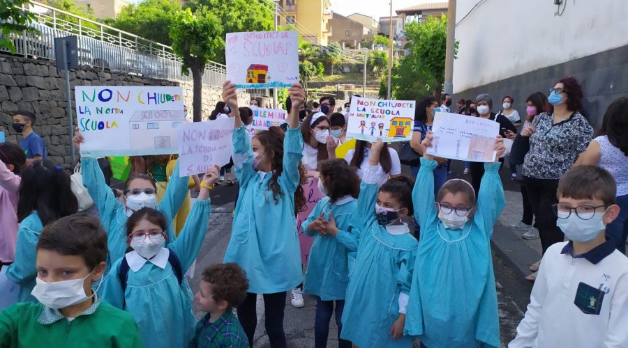 Sant’Alfio si mobilita contro la soppressione della prima media. Pacifica protesta davanti la scuola