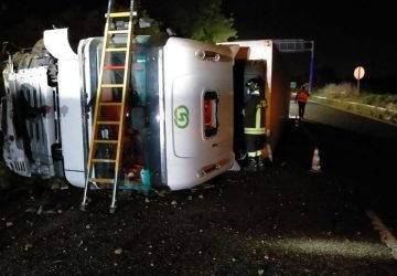 A18, mezzo pesante carico di prodotti ortofrutticoli si ribalta. Intervento dei Vvff