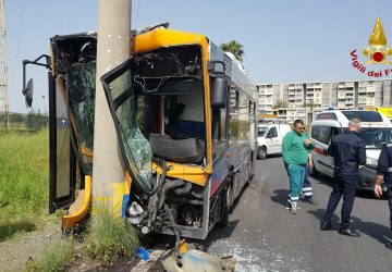 Catania, tragedia sfiorata, autobus Amt si schianta contro un palo: feriti conducente e 6 passeggeri