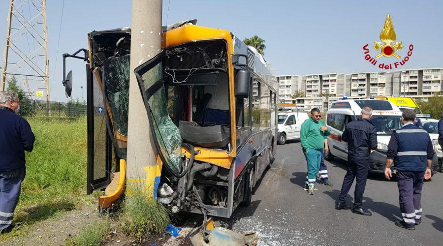 Catania, tragedia sfiorata, autobus Amt si schianta contro un palo: feriti conducente e 6 passeggeri