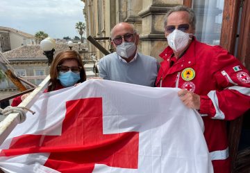 Riposto, esposizione della bandiera della Croce Rossa Italiana
