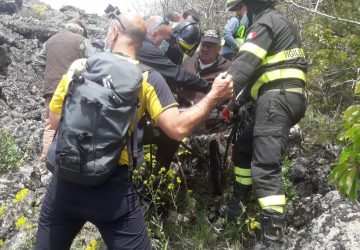 Etna, Vigili del fuoco e Soccorso Alpino soccorrono 85enne rimasto ferito