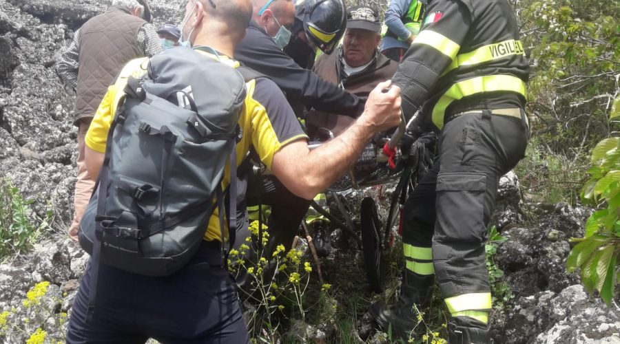 Etna, Vigili del fuoco e Soccorso Alpino soccorrono 85enne rimasto ferito