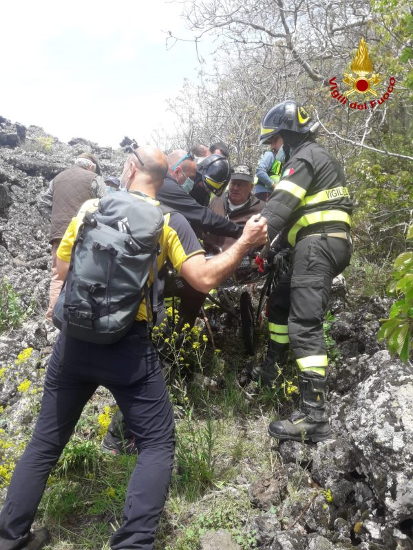 Etna, Vigili del fuoco e Soccorso Alpino soccorrono 85enne rimasto ferito