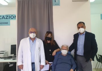 Acireale, somministrato vaccino a centenaria: "Vaccinatevi"