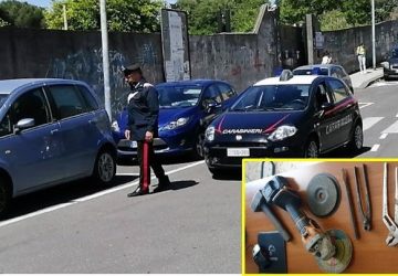 Acireale, "beccato" sotto l’auto mentre taglia la marmitta catalitica: arrestato 34enne