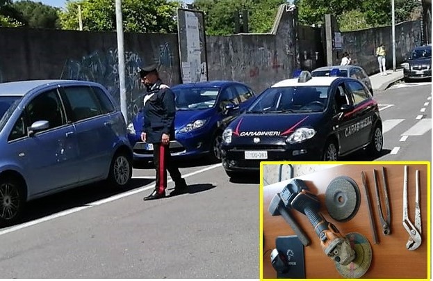 Acireale, “beccato” sotto l’auto mentre taglia la marmitta catalitica: arrestato 34enne