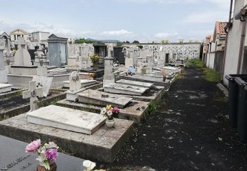 Mascali, il cimitero "sepolto" dalla cenere vulcanica. Il sindaco: "spazzamento in corso"
