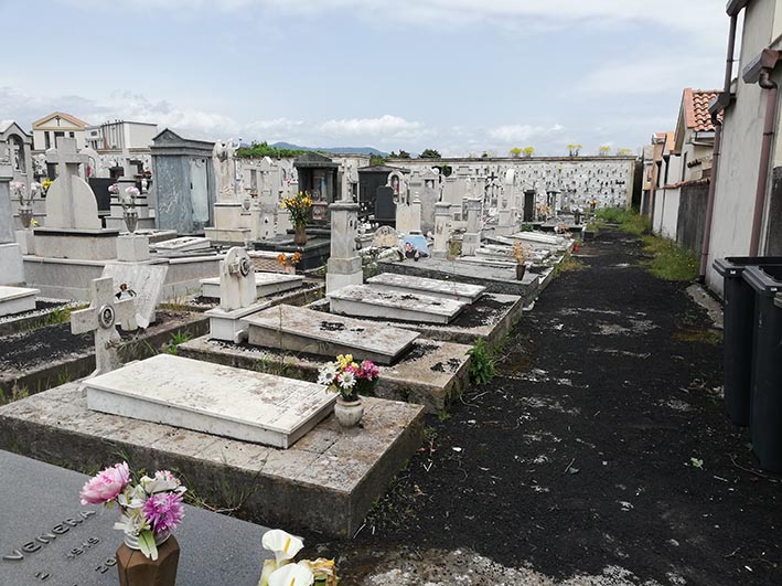 Mascali, il cimitero “sepolto” dalla cenere vulcanica. Il sindaco: “spazzamento in corso”