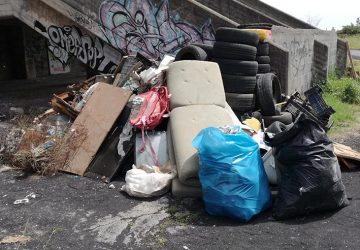 Giarre, tanti giovani volontari di Plastic Free hanno pulito l'area della pista di atletica VD