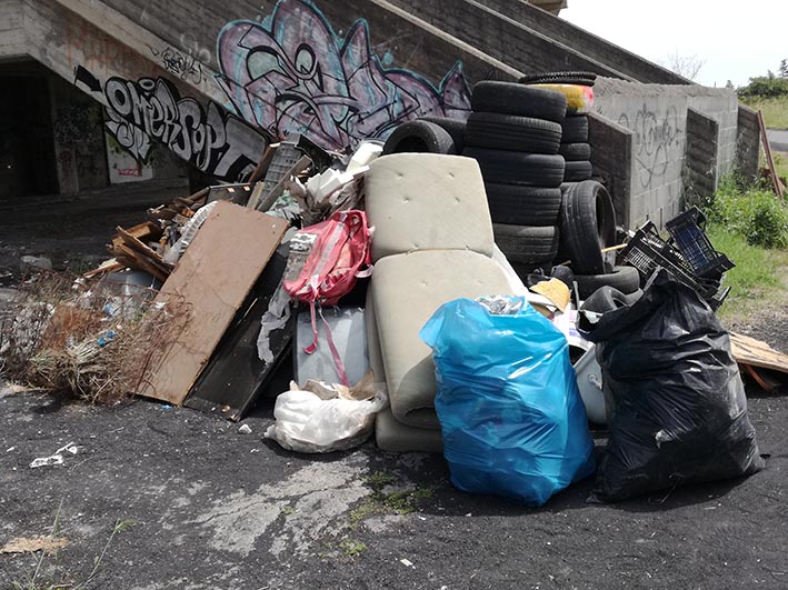 Giarre, tanti giovani volontari di Plastic Free hanno pulito l’area della pista di atletica VD