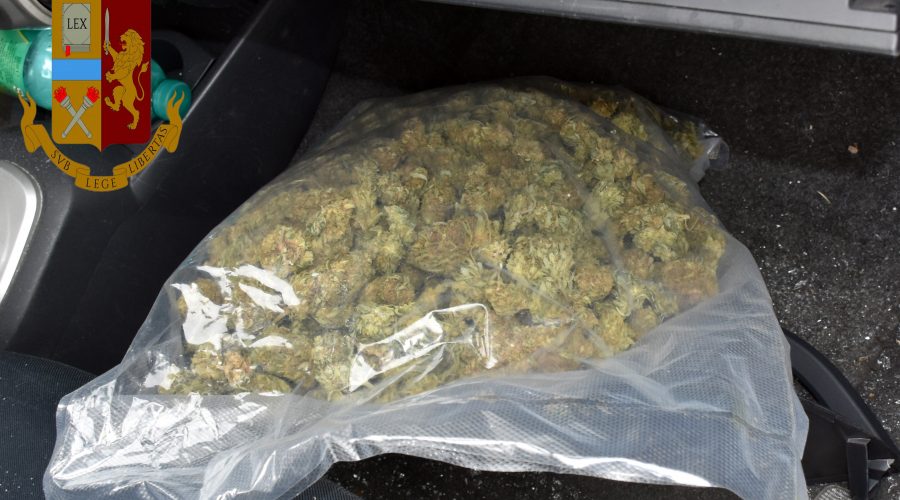 Adrano, fermato dalla polizia con un chilo di marijuana