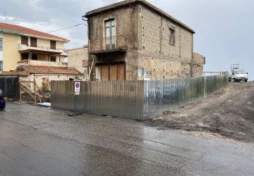 Mascali, al via messa in sicurezza area esterna fabbricato da demolire a Sant'Anna