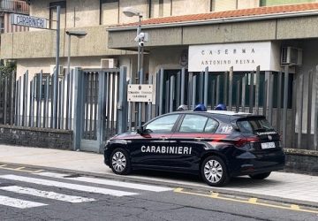 Notte di &ldquo;ordinaria follia&rdquo;: tenta di aggredire l&rsquo;ex moglie e le brucia due auto: arrestato