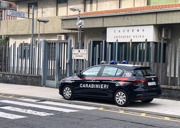 Notte di “ordinaria follia”: tenta di aggredire l’ex moglie e le brucia due auto: arrestato