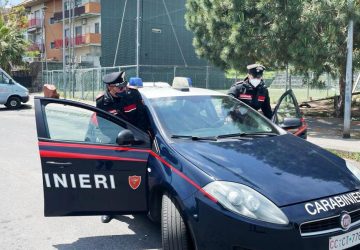 Aci Catena, due clienti proteggono il pusher: spacciatore in manette, donne denunciate