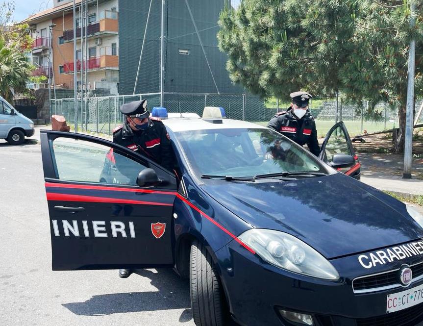 Aci Catena, due clienti proteggono il pusher: spacciatore in manette, donne denunciate