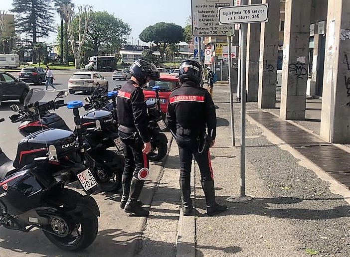 Catania, rapinano una “lucciola” in viale Libertà: inseguiti ed arrestati