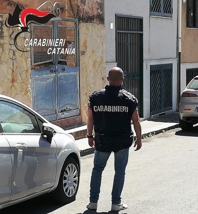 Catania, spacciava dai domiciliari: arrestato e trasferito in carcere