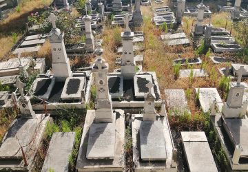 Giarre, cimitero ridotto ai minimi termini: visione orripilante