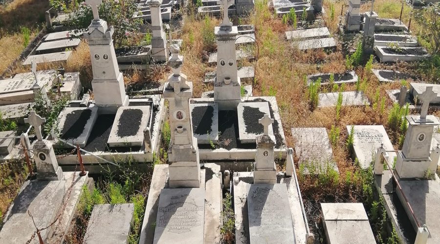 Giarre, cimitero ridotto ai minimi termini: visione orripilante