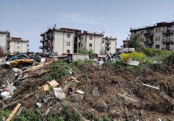 Giarre, discarica rifiuti accanto al letto del torrente