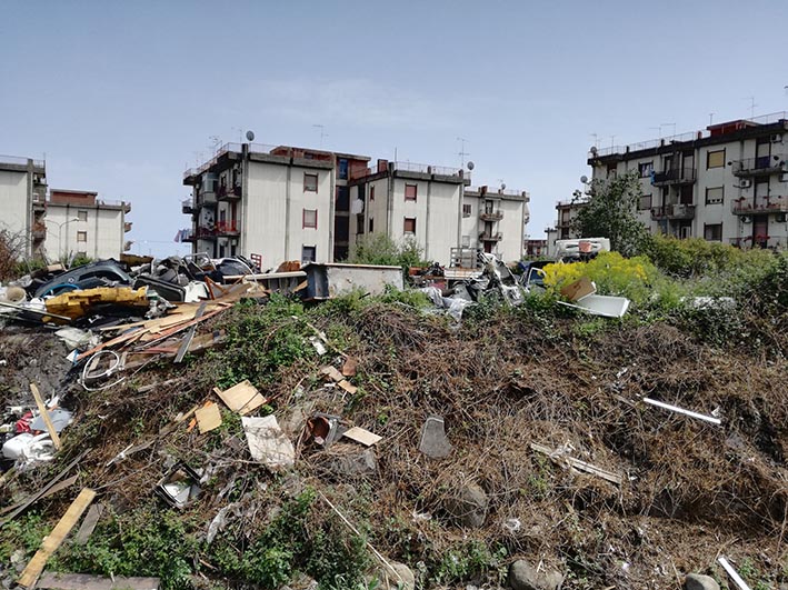 Giarre, discarica rifiuti accanto al letto del torrente