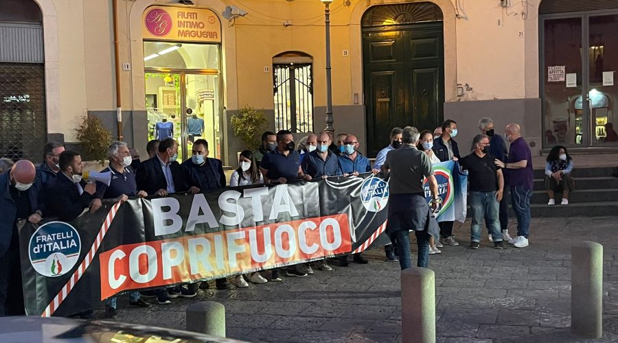 “Non al coprifuoco”. Da Giarre la pacifica protesta di Fratelli d’Italia, ristoratori e commercianti
