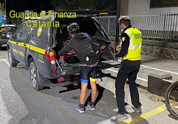 Etna, ciclista colto da malore soccorso dai militari del Soccorso Alpino della Guardia di Finanza